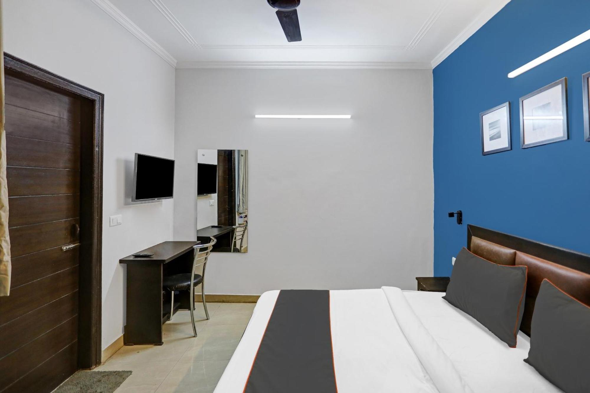Отель Collection O Agniv Residency Near Saket Metro Нью-Дели Экстерьер фото